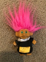 DAM TROLL DOLL 3&quot; Dressed in Green Felt Tunic Hot Pink Hair Amber Eyes Smiling - £9.74 GBP