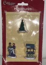 NEW 3pc Cobblestone Corners Miniatures Carolers Well &amp; Christmas Tree - £5.83 GBP