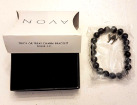 Avon Trick or Treat Charm Bracelet BLACK CAT Halloween Black Stretch Bead NEW - $19.72