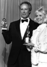 Clint Eastwood Doris Day 5x8 inch press photo holding 1989 Golden Globe Awards - £11.99 GBP