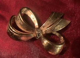 Vtg. brushed Gold toned Ribbon bow brooch pin W three clear rhinestones. 1980 - £6.97 GBP