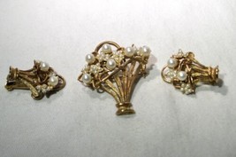 Vintage Gold Tone Faux Pearl Flower Basket Brooch Pin and Earring Set K1382 - £38.63 GBP