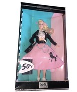 Nifty 50’s Barbie Collectors Edition Great Fashion Of20thCentury 27675/2... - $1,252.78 MXN