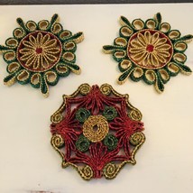 Vintage Trivets Lot Of 3 Raffia Straw Floral 7.5&quot; Colorful Boho Wall Art 1970s - £16.05 GBP