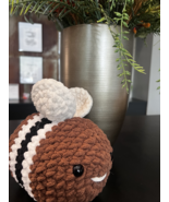 Plushie Crochet Bees-  Cocoa Bee - $739.52 MXN