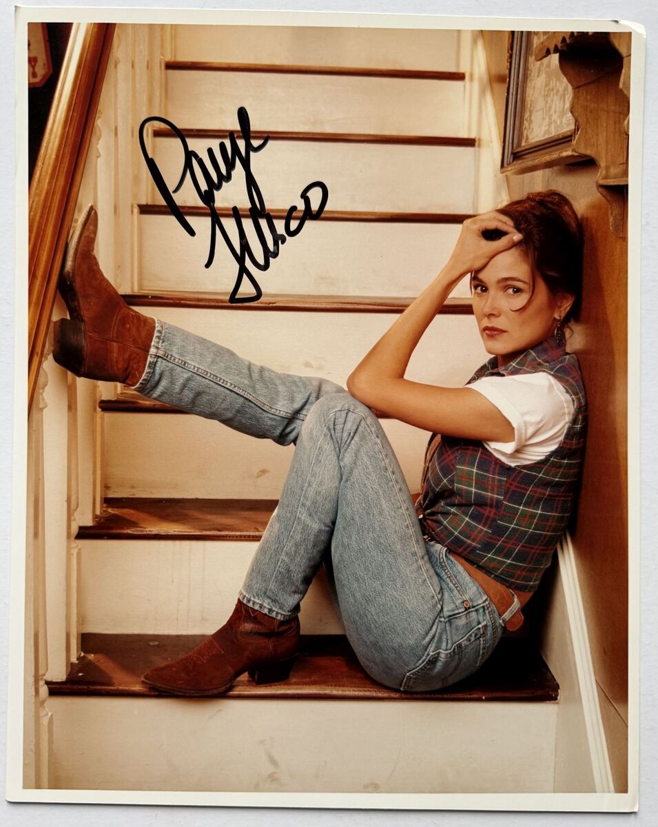 Paige Turco Autographed Glossy 8x10 Photo - $29.00