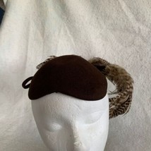 Vintage 1940&#39;s Women&#39;s Brown Hat with Feather Comb Harry Katz New York U... - $1,492.57 MXN