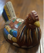 VINTAGE HAND PAINTED MEXICAN POTTERY CHICKEN/HEN CASSEROLE TOP ONLY RUSTIC - €25,60 EUR