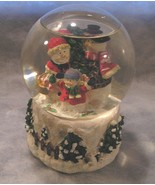 VINTAGE CHRISTMAS MUSICAL WATER GLOBE - $9.90