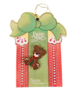 Vintage Pin Precious Moments Surrey Collectibles Christmas Bear Presents - $14.21 CAD