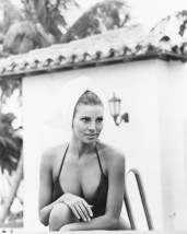 Raquel Welch 8x10 Photo huge breasts in bikini by pool - £6.28 GBP
