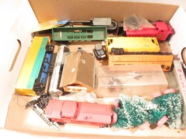 HO TRAINS- VINTAGE ASSORTED MIXED HO CARS/PARTS  ETC- GOOD- SEE PICS - B2R - $264.25 MXN