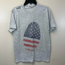 Fruit of the Loom Men&#39;s Medium Gray T-Shirt American Flag Finger Print, New - £7.14 GBP