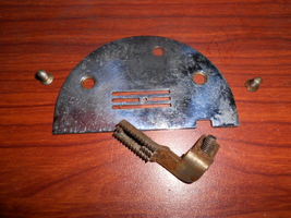 Kenmore 117.552 Rotary Old Style Needle Plate #9306 w/Feed Dog &amp; Screws - $15.00