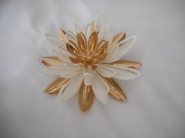 Vintage Estate Costume Floral 3D Brooch Pin Goldtone White Sarah Coventry - $374.50 MXN