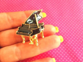 Vintage black piano pin brooch - €7,73 EUR