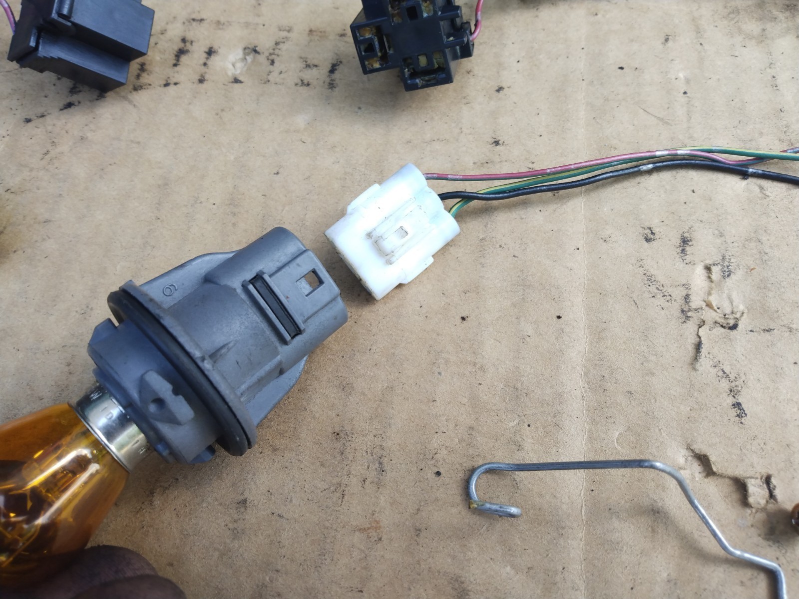 92-00 CIVIC EG EK OEM HeadLight CONNECTOR, Retainer Clip, Turn Signal Socket #2 Item image 6