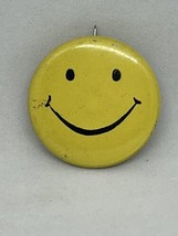 Button Pin 1960&#39;s Happy Smiley Face Yellow 15/16&quot; - £7.56 GBP