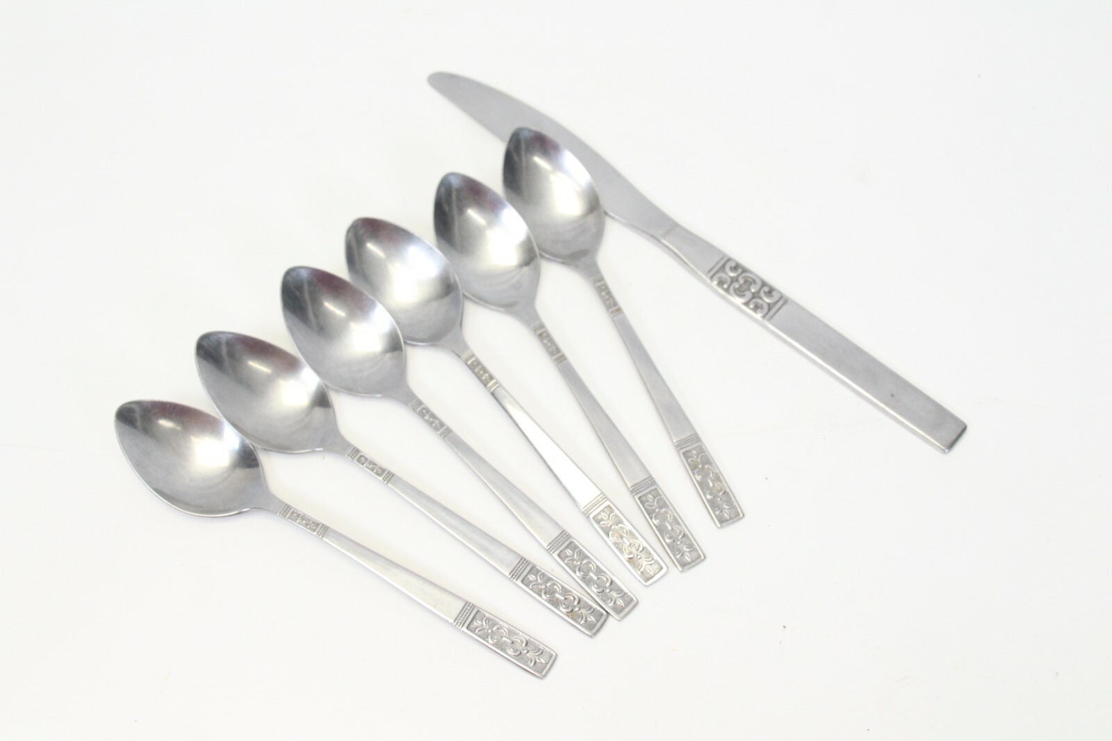 Customcraft Fleur De Lis Teaspoons and Dinner Knife Stainless Lot of 7 - $6.85