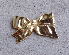 Vtg Vintage Gold Tone Shiny Metal Ribbon Bow Pin Brooch Womens Costume Jewelry - £11.66 GBP