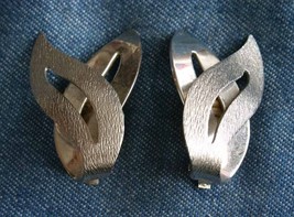 Sarah Coventry Vintage Textured Silver-tone Clip Earrings 1950s vintage 1 1/2&quot; - £10.41 GBP