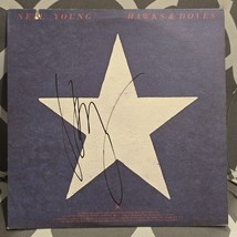 Neil Young signed lp Hawks And Doves , Original, Vintage, Great Gifts - $2,877.82 MXN