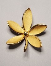 VTG Crown Trifari Flower Brooch Pin textured gold tone leaf brooch - £21.50 GBP