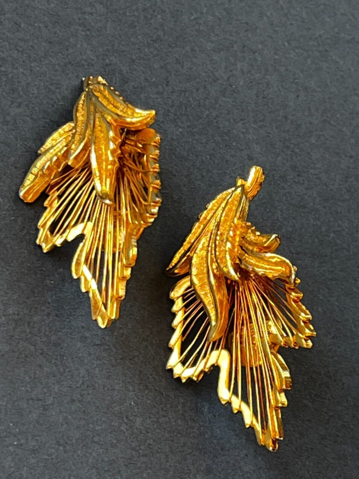 Estate Monet Signed Large Thin Wire Dimensional Goldtone Leaf Clip Earrings – - £11.69 GBP