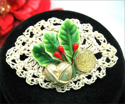 Vintage CHRISTMAS PIN Lacy Holly Leaves Heart Brooch Ecru  Goldtone Hand... - $12.86