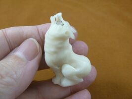 (tb-wolf-10) white howling Wolf TAGUA NUT palm figurine Bali love wolves - €45,11 EUR