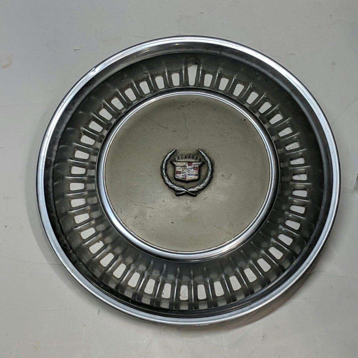 1977 1978 Cadillac Fleetwood 15 Inch Stainless Hub Cap Goldtone Center w... - $38.67