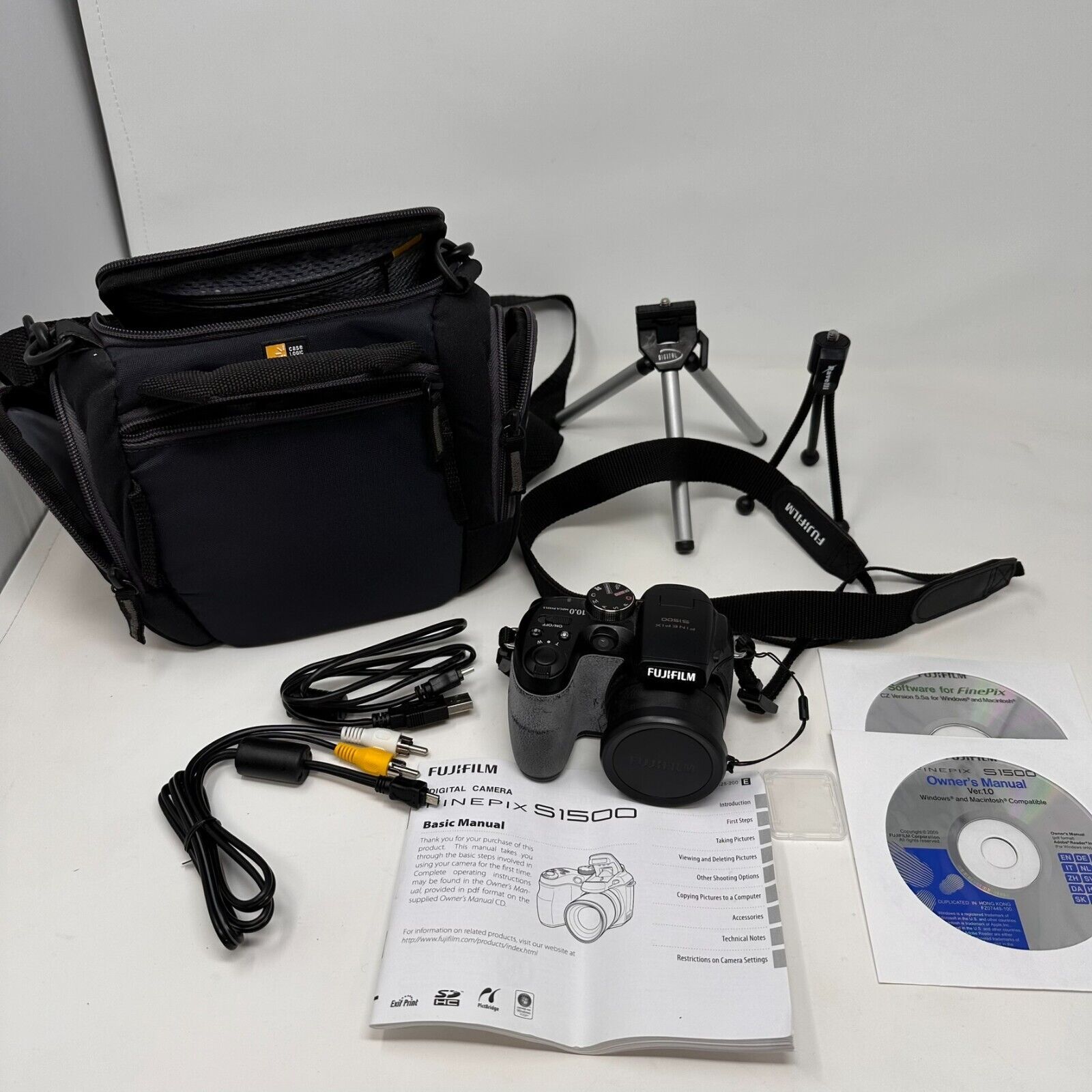 FujiFilm FinePix S1500 10MP 12x Zoom Mini SLR with Case, Cables and Disks TESTED - $37.62