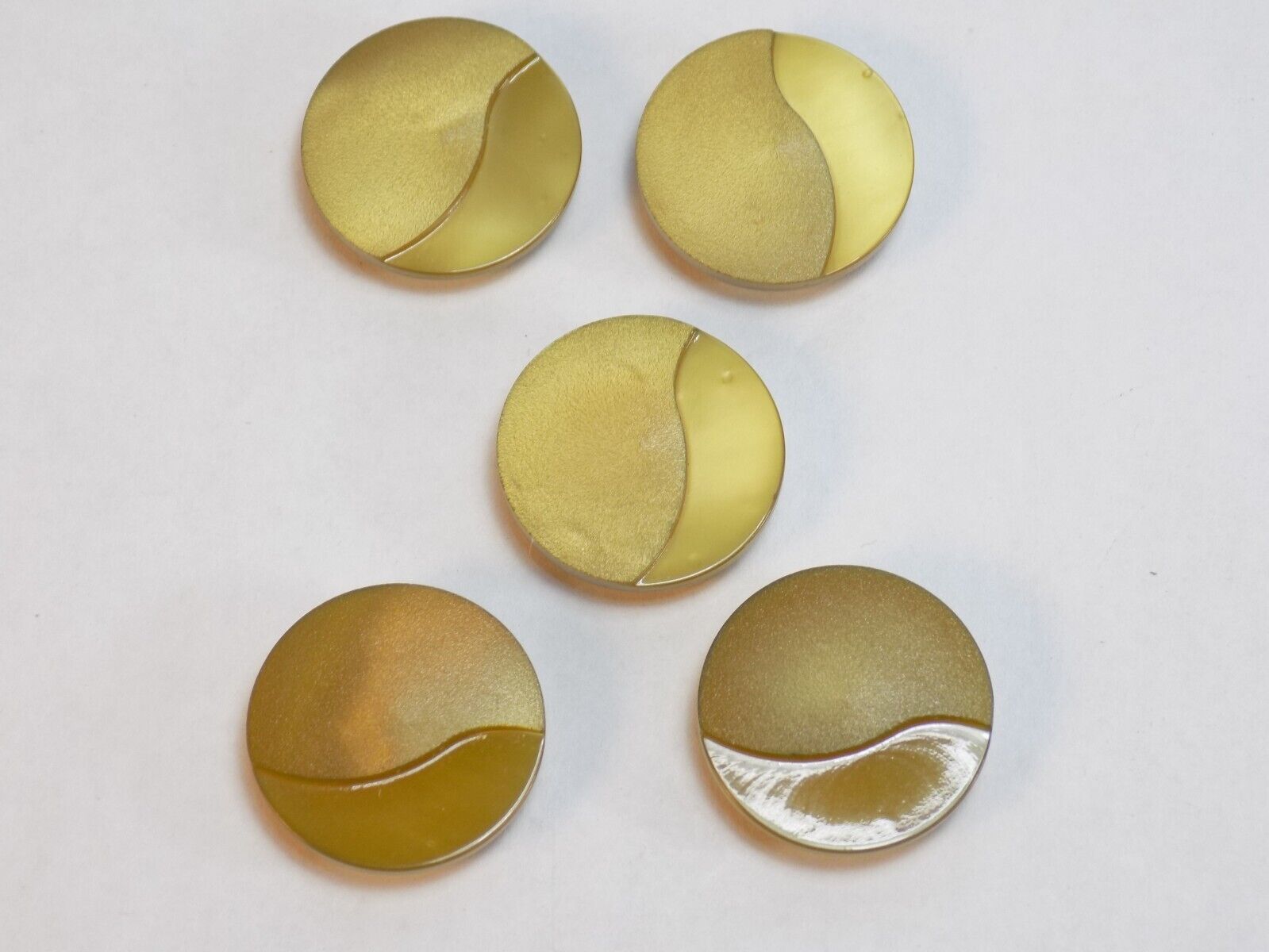 VINTAGE BUTTONS NEW OLD STOCK 5 LARGE 3/4&quot; GREEN GOLD RELIEF DESIGN COAT... - $7.91