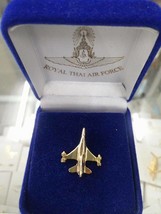 AVIATION, MILITARY AIRPLANE THAI AIR FORCE TIE PIN GOLD COLOR IN VELVET ... - $354.45 MXN