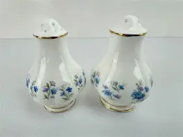 Royal albert memory lane salt and peper shakers - $279.47 MXN