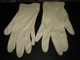 Vintage Ladies Scalloped Wrist Short Ivory Gloves - $9.70