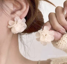 Super cute green white acrylic flower earrings women&#39;s high design sense... - $19.80