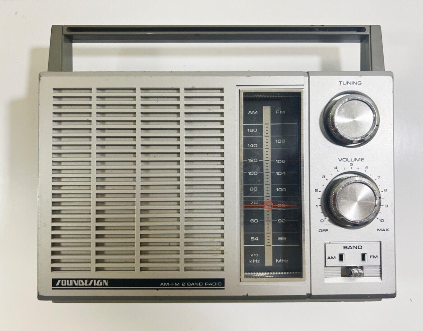 VINTAGE WORKING SOUNDDESIGN AM/FM TABLE RADIO (NO ANTENNA)  			