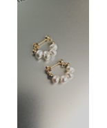 SMALL PEARL HOOP EARRINGS IN GOLD PLATED 925 SILVER - $162.74 MXN