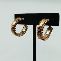 Vintage Sarah Coventry Classic Gold Tone Ridged 1 Inch Hoop Clip On Earrings - £9.73 GBP