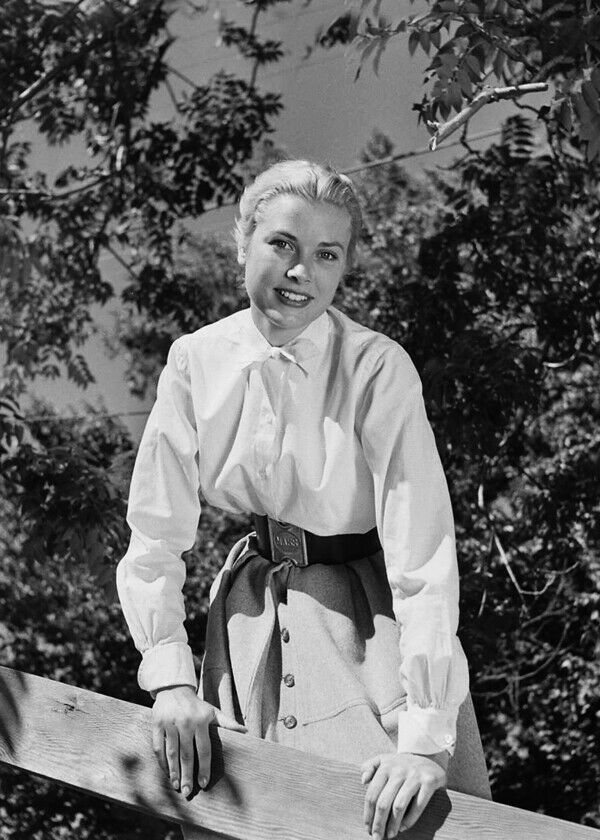 Grace Kelly poses next to fence circa 1950&#39;s Hollywood 5x7 inch photograph - $5.75