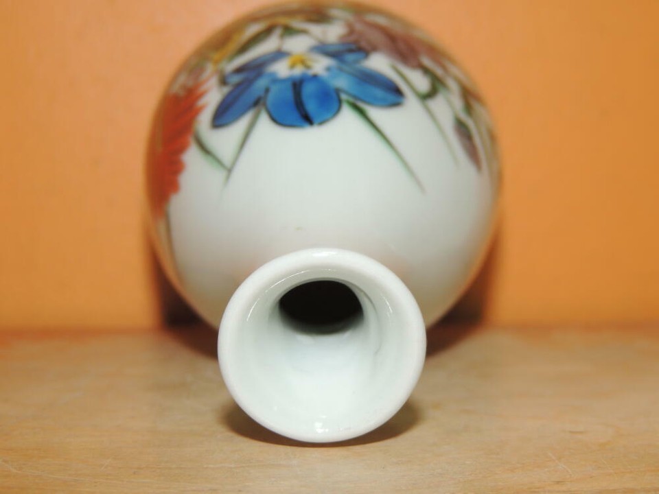 Bottle Vase 5.5" White Floral blue red green yellow poss Kutani Vintage /Antique Item image 10