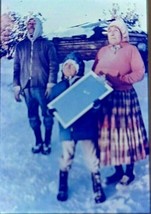 Family in Snow Either Absorbing or Reflecting Sun Rays 35mm Slide Car71 - $186.12 MXN