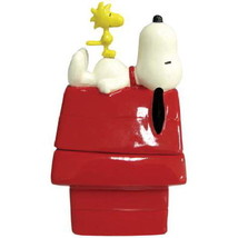 Peanuts Snoopy&#39;s Doghouse with Snoopy on Top Ceramic Salt and Pepper Set NEW - £19.10 GBP