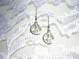 Hippie Pewter Round Peace Sign Symbol Charms Dangling Earrings Metal Jewelry - £6.29 GBP
