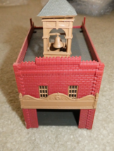 Vintage HO Scale Plasticville Old Fashion Fire Department Building TLC - $310.15 MXN