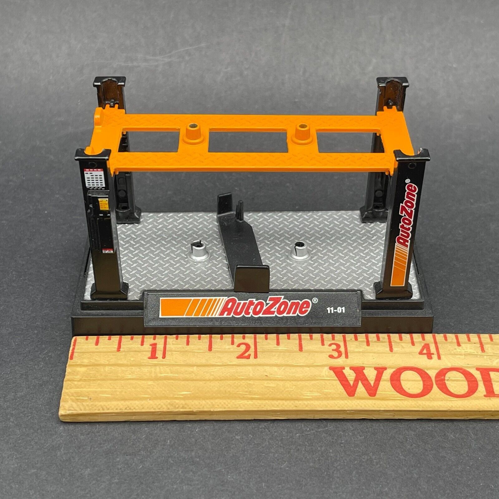 M2 Machines Auto Zone Diorama Auto Lift Garage Rack Diecast 1/64 Scale ...