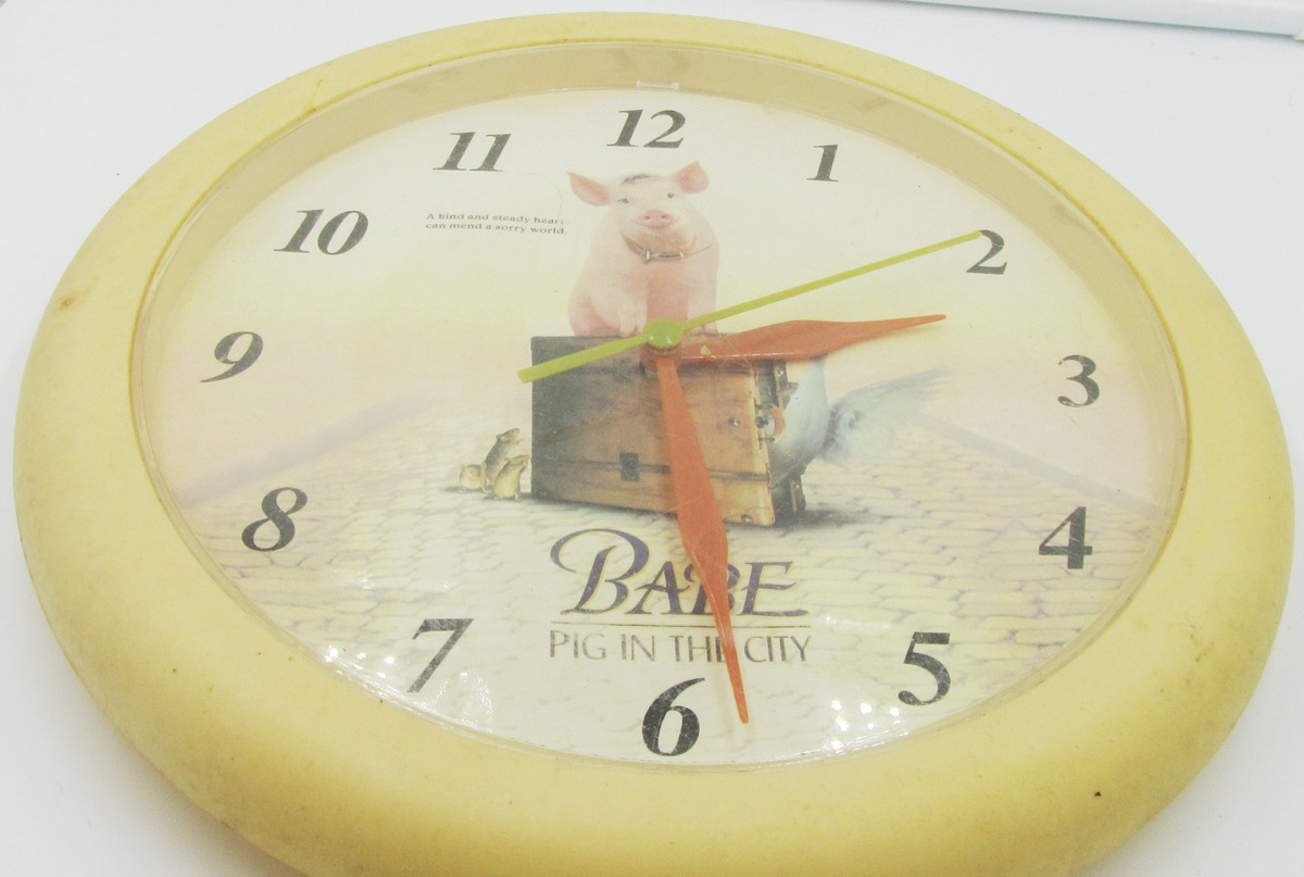 DECORATIVE BATTERY OPERATED NOVELTY WALL CLOCK BABE PIG IN A CITY - $12.00
