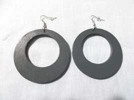 Granite Dark Gray Color Hand Painted Wood Round 2.5&quot; Hoop Style Ethnic Earrings - £6.76 GBP