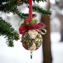 Holiday Christmas Kimekomi Ornament Quilted Holly Beaded Hand Crafted by Donovan - £22.42 GBP